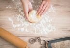 Wer beim Backen kein Weizenmehl verwenden kann oder will, muss bei glutenfreien Alternativen oft noch ein Bindemittel hinzufügen. Foto: Christin Klose/dpa-tmn