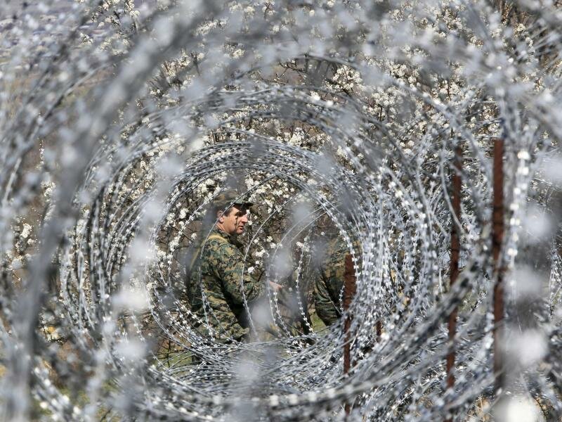 Georgische Grenzschutzbeamte patrouillieren an der Grenze zu Georgiens abtrünniger Region Südossetien. Foto: Shakh Aivazov/AP/dpa