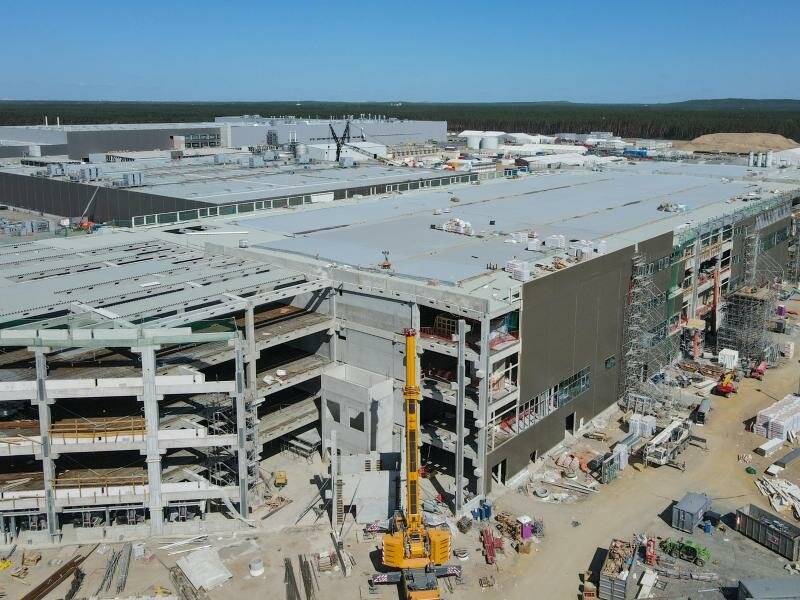 Der Rohbau der Batteriefabrik der Tesla Gigafactory Berlin Brandenburg. Deutschland ist als Standort für ausländische Konzerne attraktiv. Dennoch haben in Europa andere weiter die Nase vorn. Foto: Patrick Pleul/dpa