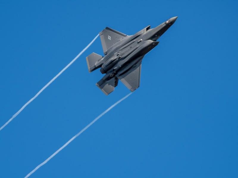 Ein Kampfjet F-35 der us-amerikanischen Luftwaffe. F-35-Jets als Nachfolger für den Tornado könnten mit den Milliarden aus dem Sondervermögen für die Bundeswehr gekauft werden. Foto: Harald Tittel/dpa