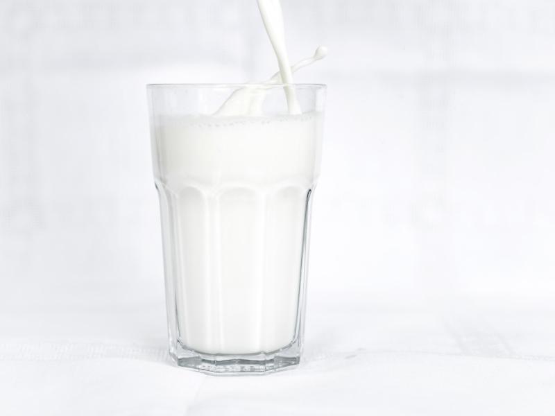 Ist Abend-Milch eine wirksame Einschlafhilfe? Dies konnten japanische Forscher in einer Meta-Studie nicht allgemein belegen. Foto: Sina Schuldt/dpa