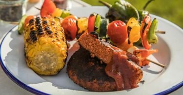 Lecker, so ein Veggie-Grillteller - vor allem dann, wenn man vorab geprüft hat, dass keine bedenklichen Zusatzstoffe im Grillgut stecken. Foto: Christin Klose/dpa-tmn