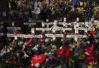 Kreuze zeigen die Namen der Opfer des Schulmassakers im texanischen Uvalde. Foto: Jae C. Hong/AP/dpa