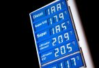 Die Preise für Kraftstoffe werden kurz nach Mitternacht an einer Tankstelle angezeigt. Foto: Hauke-Christian Dittrich/dpa