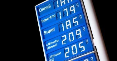 Die Preise für Kraftstoffe werden kurz nach Mitternacht an einer Tankstelle angezeigt. Foto: Hauke-Christian Dittrich/dpa