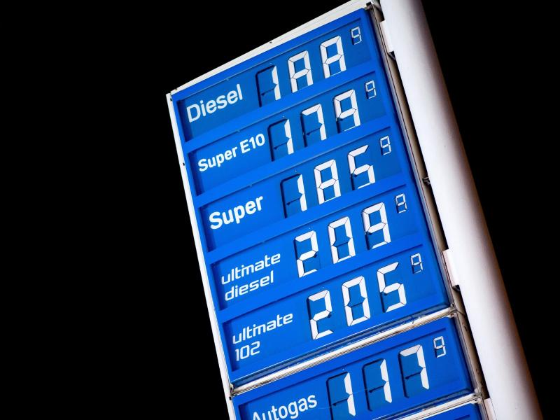 Die Preise für Kraftstoffe werden kurz nach Mitternacht an einer Tankstelle angezeigt. Foto: Hauke-Christian Dittrich/dpa