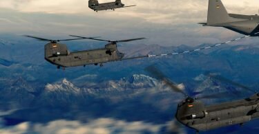 Drei Transporthubschrauber des Typs Chinook CH-47F werden von einem Tankflugzeug der Luftwaffe betankt (Visualisierung von Boeing). Foto: Emad Aljumah/Moment RF/Boeing/dpa