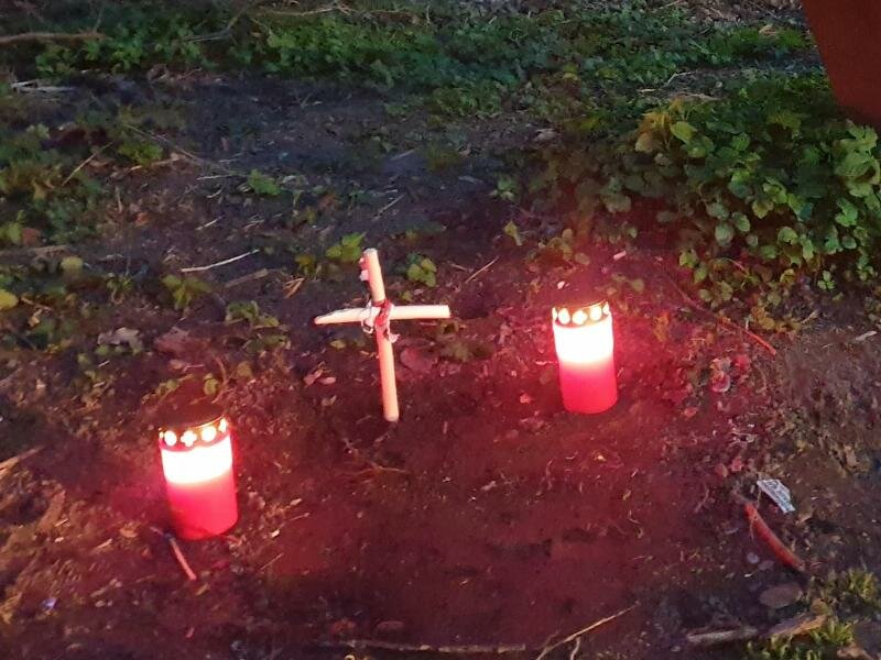 Kerzen stehen an der Stelle, an der im März ein toter Säugling in einem Mülleimer gefunden worden war. Die Polizei hat die Mutter des Kindes identifiziert und festgenommen. Foto: Theo Titz/dpa