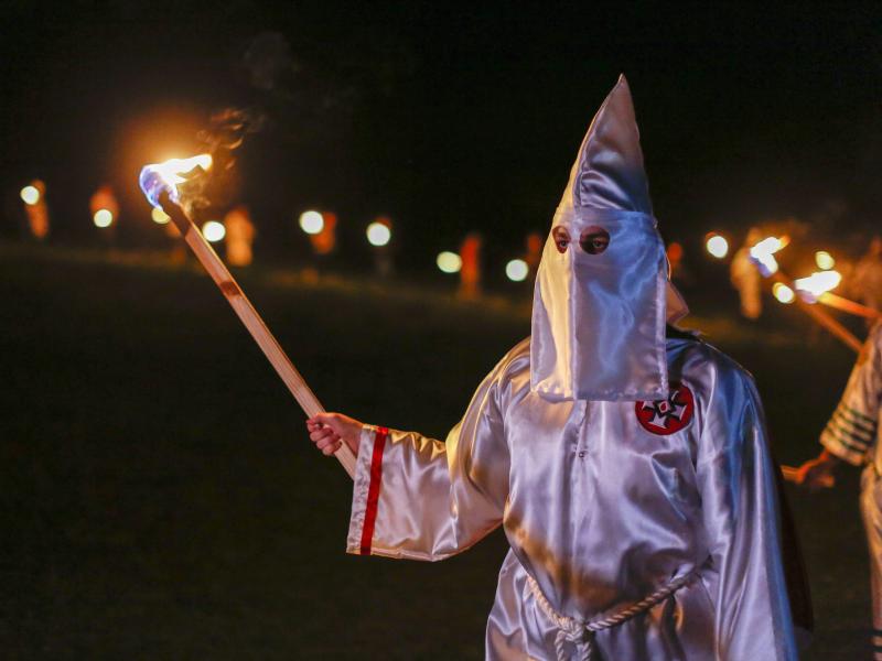 Auch heute noch gibt es in den USA Verbünde in der Tradition des berüchtigten rassistischen Ku-Klux-Klans. Ein entsprechender Verdacht in Deutschland ließ sich jedoch nicht zur Anklage bringen. (Archivbild). Foto: Erik S. Lesser/EPA/dpa