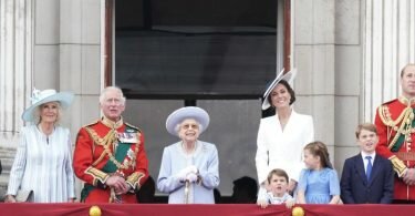 Die Monarchin und ihre Familie schauen vom Palast aus in den Himmel. Foto: Aaron Chown/PA Wire/dpa