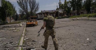 Ein ukrainischer Soldat patrouilliert in einem Dorf nahe der Frontlinie im Gebiet Donezk im Osten der Ukraine. Foto: Bernat Armangue/AP/dpa