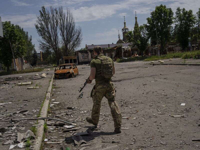 Ein ukrainischer Soldat patrouilliert in einem Dorf nahe der Frontlinie im Gebiet Donezk im Osten der Ukraine. Foto: Bernat Armangue/AP/dpa