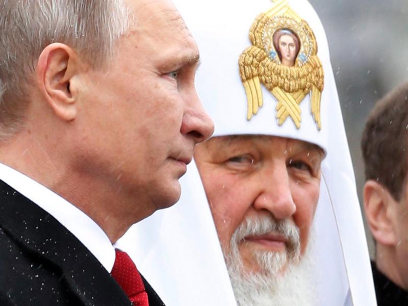 Patriarch Kirill (r) pflegt engen Kontakt zu Russlands Präsident Wladimir Putin. Foto: Sergei Chirikov/EPA/dpa