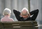 Senioren sitzen auf einer Bank in Berlin und genießen die Sonne. Foto: Stephan Scheuer/dpa