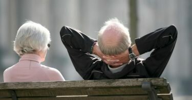 Senioren sitzen auf einer Bank in&nbsp;Berlin und genießen die Sonne. Foto: Stephan Scheuer/dpa