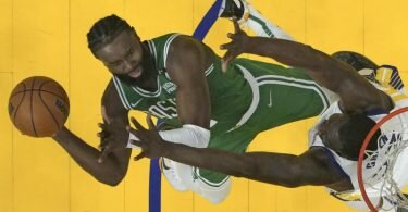 Draymond Green von den Warriors verteidigt am Korb gegen Jaylen Brown (l) von den Celtics. Foto: Kyle Terada/Pool USA TODAY Sports/AP/dpa