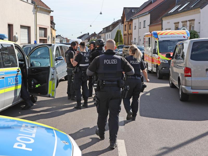 Polizisten nahe des Einsatzortes an der Wilhelmsstraße in Saarbrücken-Klarenthal. Foto: BeckerBredel/dpa
