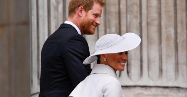 Prinz Harry (l)seine Frau Meghan besuchen den Gottesdienst in London. Foto: Toby Melville/PA Wire/dpa