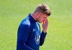 Hat gegen Italien sein 50. Länderspiel: Nationalspieler Timo Werner cremt sich beim Training mit Sonnencreme ein. Foto: Hans-Martin Issler/dpa