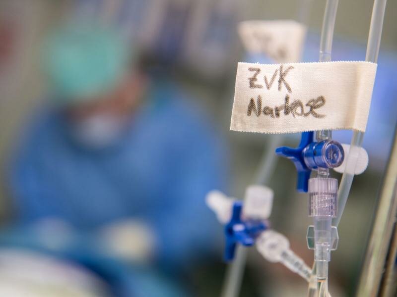 Körpergröße, Gewicht, Erkrankungen: Damit die Narkose optimal dosiert werden kann, braucht der Anästhesist oder die Anästhesistin vorab viele Informationen. Foto: Marijan Murat/dpa/dpa-tmn