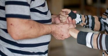 Aggressives Verhalten nicht persönlich nehmen - das fällt Angehörigen dementer Menschen oft schwer. Macht man sich klar, dass hinter den Wutanfällen die Erkrankung steckt, wird es etwas leichter. Foto: Oliver Killig/dpa-tmn