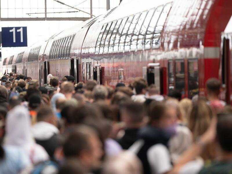 Fahrgäste stehen dicht gedrängt am Frankfurter Hauptbahnhof an einer Regionalbahn. Foto: Sebastian Gollnow/dpa