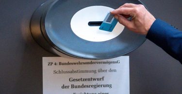 Schlussabstimmung über den Gesetzentwurf der Bundesregierung zur Errichtung eines «Sondervermögens Bundeswehr». Foto: Michael Kappeler/dpa