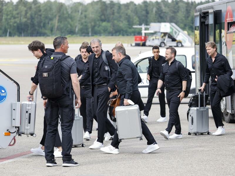 Bundestrainer Hansi Flick (M) startet mit dem DFB-Tross nach Bologna. Foto: Löb Daniel/dpa