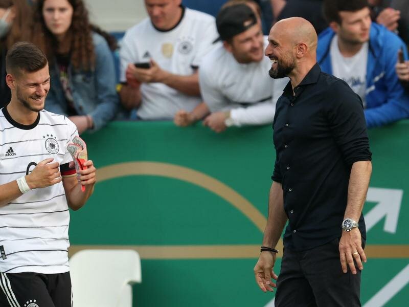Trainer Antonio Di Salvo (r) und die U21 wollen sich für das Hinspiel gegen Polen revanchieren. Foto: Friso Gentsch/dpa