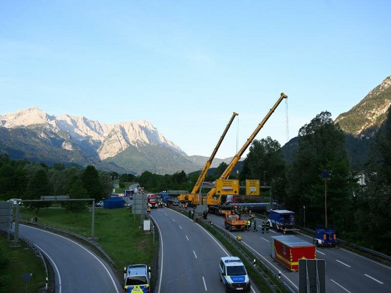 Einsatz- und Rettungskräfte sind zu Tagesbeginn an der Unfallstelle im Einsatz. Foto: Angelika Warmuth/dpa