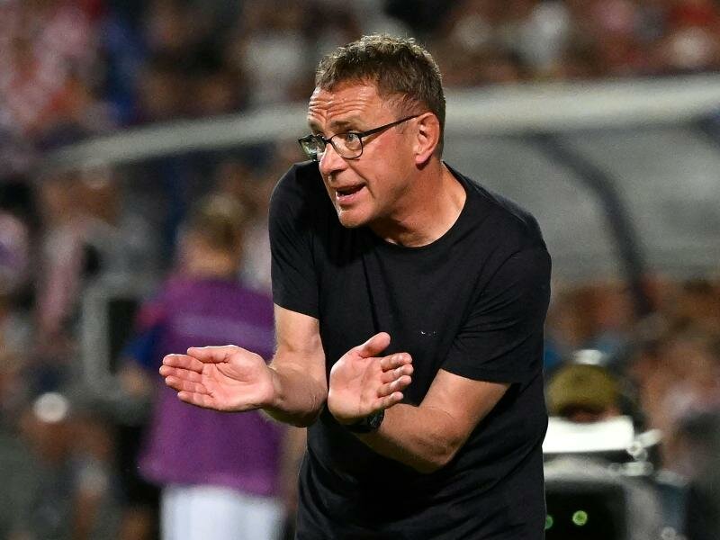 Österreichs Trainer Ralf Rangnick gibt seinen Spielern Anweisungen während der Partie gegen Kroatien. Foto: Robert Jaeger/APA/dpa