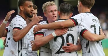 Die Spieler der deutschen U21 feiern den 4:0-Sieg bei der EM-Qualifikation gegen Ungarn. Foto: Friso Gentsch/dpa