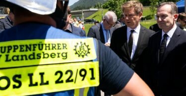 Volker Wissing (r, FDP), Bundesminister für Verkehr und Digitales, und Richard Lutz (M), Vorstandsvorsitzender der Deutschen Bahn, besuchen am zweiten Tag nach einem schweren Zugunglück den Unglücksort. Foto: Sven Hoppe/dpa
