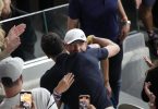 Iga Swiatek wird nach ihrem Sieg Bayern-Star Robert Lewandowski umarmt. Foto: Christophe Ena/AP/dpa
