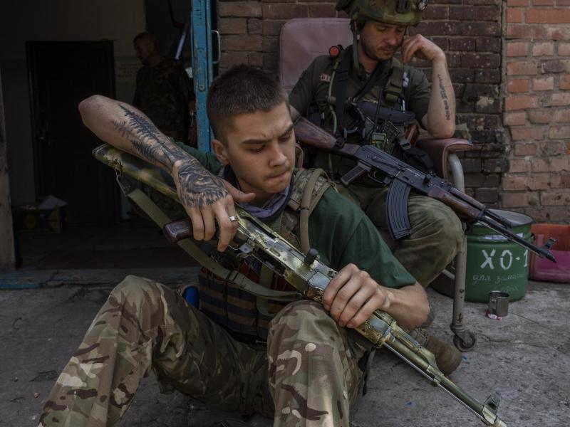 Ein in der Region Donezk stationierter Soldat des medizinischen Rettungsteams reinigt seine Waffe. Foto: Bernat Armangue/AP/dpa