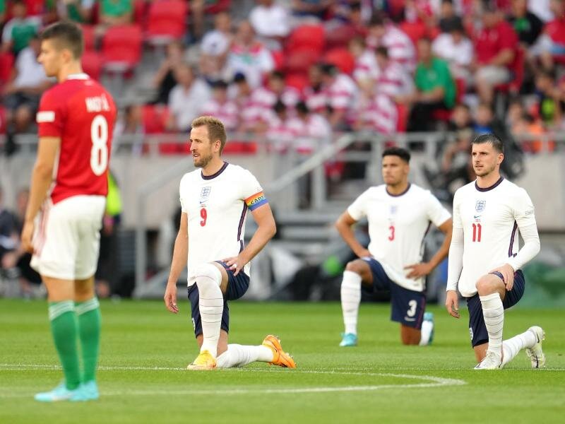 Als Zeichen gegen Rassismus knien Englands Harry Kane (2.v.l-r), James Justin und Mason Mount.&nbsp;Stehend daneben: Ungarns Adam Nagy (l). Foto: Nick Potts/PA Wire/dpa