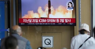 Trotz des Verbots durch UN-Resolutionen hat Nordkorea wieder potenziell atomwaffenfähige Raketen getestet. Foto: Lee Jin-Man/AP/dpa