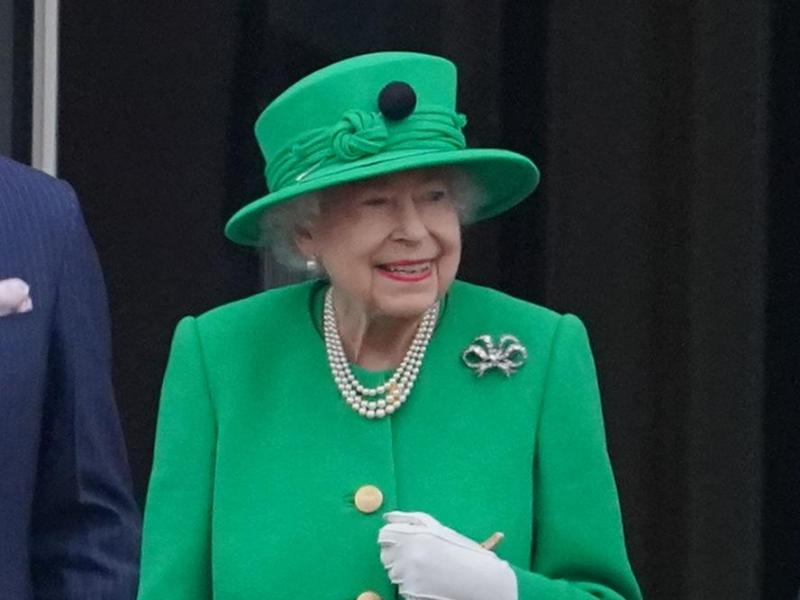 Königin Elizabeth II. zeigt sich noch mal auf dem Balkon des Buckingham Palastes. Foto: Jonathan Brady/PA Wire/dpa