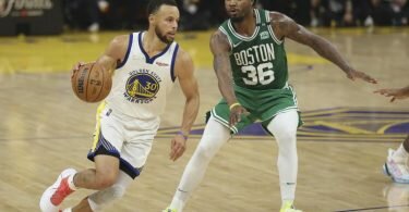 Stephen Curry (l), Guard der Golden State Warriors, zieht zum Korb gegen Marcus Smart, Guard der Boston Celtics. Foto: Jed Jacobsohn/AP/dpa