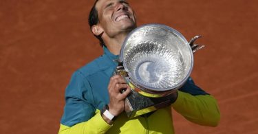 Rafael Nadal stemmt nach seinem Sieg den Pokal in die Höhe und feiert seinen 14. Triumph bei den French Open. Foto: Christophe Ena/AP/dpa