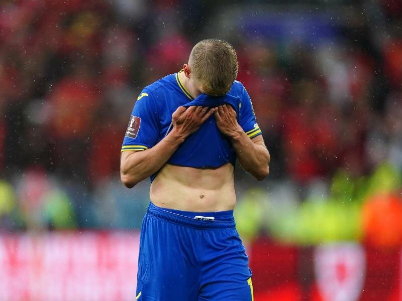 Trocknet nach dem gegen Wales verlorenem Spiel seine Tränen: Der Ukrainer Oleksandr Sintschenko. Foto: Mike Egerton/PA Wire/dpa