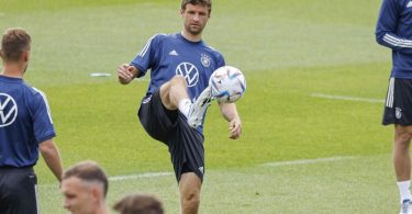 Hofft auf einen Sieg gegen England: Thomas Müller (M) beim Training mit dem DFB-Team. Foto: Daniel Löb/dpa
