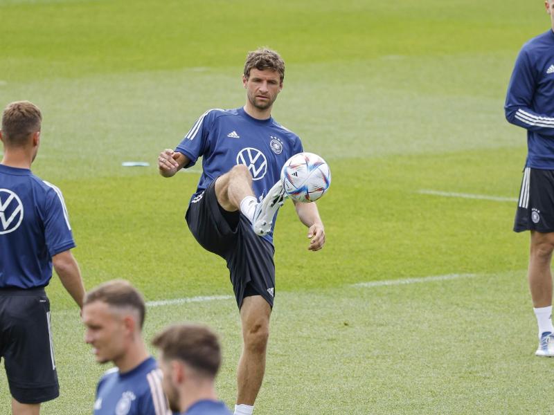 Hofft auf einen Sieg gegen England: Thomas Müller (M) beim Training mit dem DFB-Team. Foto: Daniel Löb/dpa