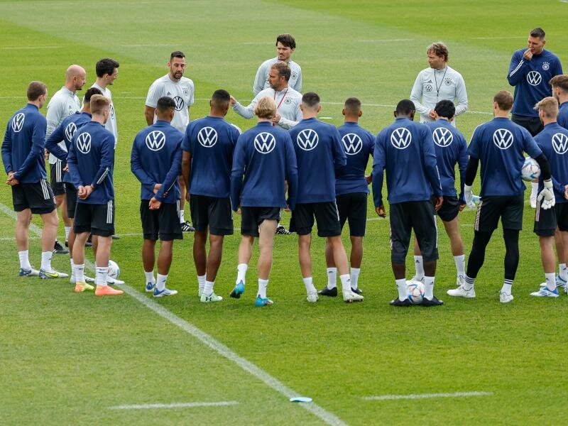Bundestrainer Hansi Flick hat die Nationalspieler beim Abschlusstraining im Halbkreis versammelt. Foto: Daniel Löb/dpa