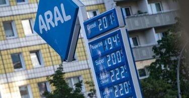 Nur wenige Tage nach der steuerlichen Senkung der Benzinpreise sind vielerorts die Preise wieder deutlich angestiegen. Foto: Paul Zinken/dpa