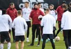 Julian Nagelsmann (M), Trainer beim FC Bayern, spricht während eines Trainings zur Mannschaft. Foto: Tobias Hase/dpa