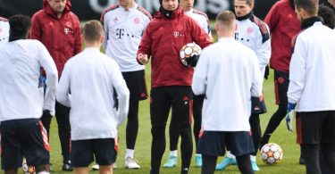 Julian Nagelsmann (M), Trainer beim FC Bayern, spricht während eines Trainings zur Mannschaft. Foto: Tobias Hase/dpa