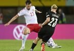 Dänemarks Pierre-Emile Hojbjerg (l) und Österreichs Xaver Schlager kämpfen um den Ball. Foto: Andreas Schaad/AP/dpa