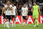 Deutschlands Leon Goretzka (l) applaudiert nach dem Spiel den Zuschauern. Foto: Sven Hoppe/dpa