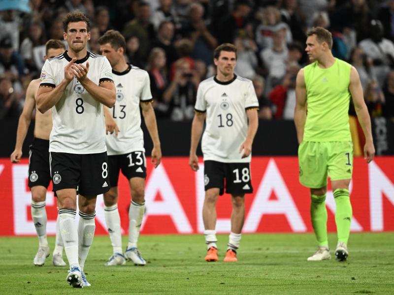 Deutschlands Leon Goretzka (l) applaudiert nach dem Spiel den Zuschauern. Foto: Sven Hoppe/dpa